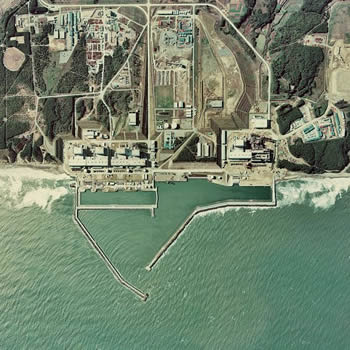Das Kernkraftwerk Fukoshima 1 von oben  Quelle:   http://upload.wikimedia.org/wikipedia/commons/e/e8/Fukushima_I_NPP_1975.jpg